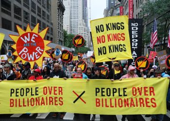 "Rey Trump": Las Masivas Protestas "No Kings" desafían el giro autoritario del Presidente 2 «Rey Trump»: Las Masivas Protestas «No Kings» desafían el giro autoritario del Presidente