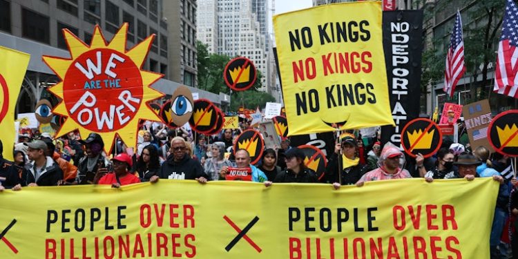 «Rey Trump»: Las Masivas Protestas «No Kings» desafían el giro autoritario del Presidente