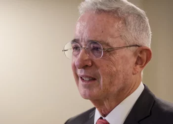 El Tribunal Superior de Bogotá absuelve a Álvaro Uribe en segunda instancia, revocando condena por soborno y fraude procesal 1 El Tribunal Superior de Bogotá absuelve a Álvaro Uribe en segunda instancia, revocando condena por soborno y fraude procesal
