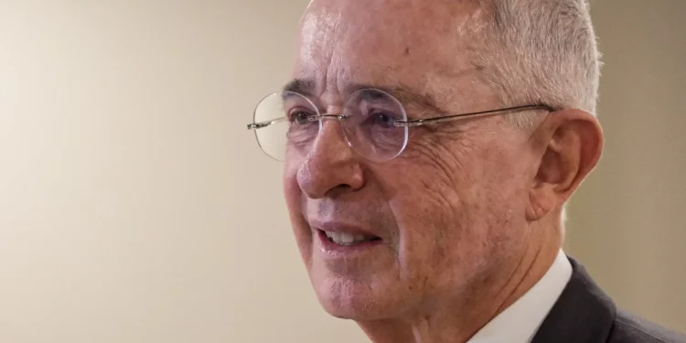 El Tribunal Superior de Bogotá absuelve a Álvaro Uribe en segunda instancia, revocando condena por soborno y fraude procesal