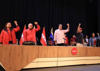 Maduro califica elecciones comunales como una hazaña de la democracia directa