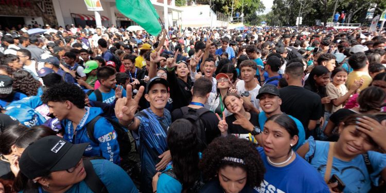 Estudiantes universitarios conmemoran su día con masiva marcha y reivindican su papel transformador