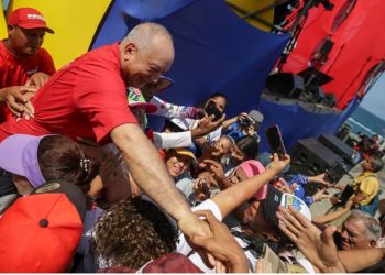 Diosdado Cabello encabezó masiva movilización en La Guaira para juramentación de Comités Bolivarianos de Base Integral 1 Screenshot 2025 11 15 13 04 34 803 com.instagram.android edit 1