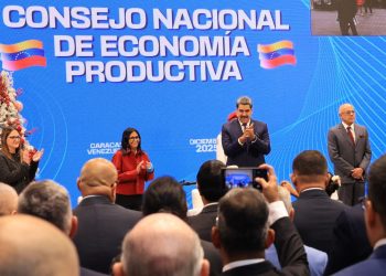 Se firma decreto para unificar protocolo de exportaciones no petroleras y postales