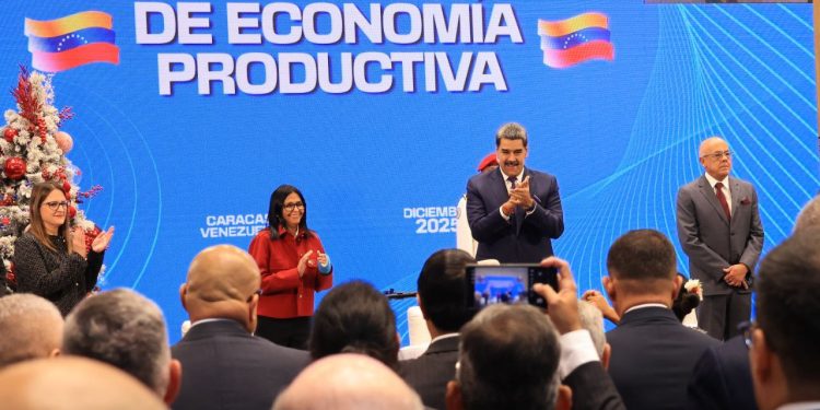 Se firma decreto para unificar protocolo de exportaciones no petroleras y postales