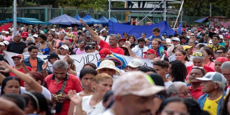 Venezolanos marchan para juramentar a los Comandos de Comunidades Bolivarianos Integrales (CCBI)