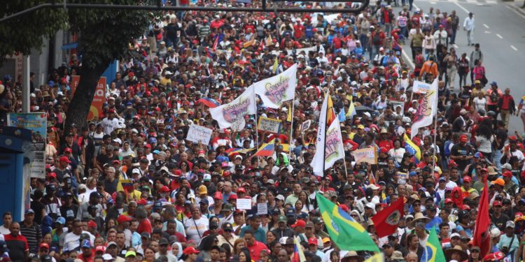 Más de 5 mil Comunas se movilizan en Caracas en defensa de la soberanía y liberación del presidente Maduro