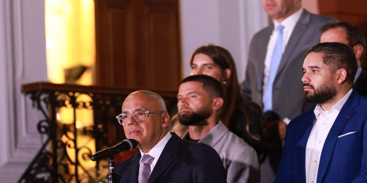 Venezuela desplegará ofensiva jurídica y diplomática sin límites para liberar a Presidente Maduro y Flores