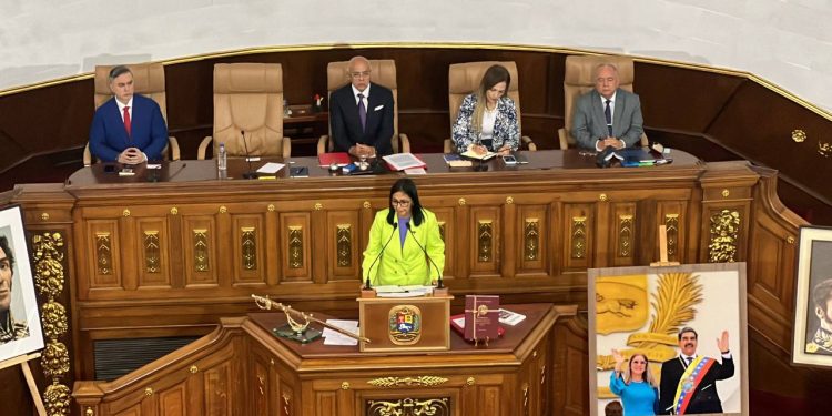 Presidenta (E) Delcy Rodríguez: “Si me tocara ir a Washington, lo haría caminando, no arrastrada y con el tricolor en alto»