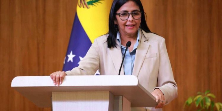 Ministro Ñáñez aclara que no está previsto viaje de la Presidenta (E)  al extranjero