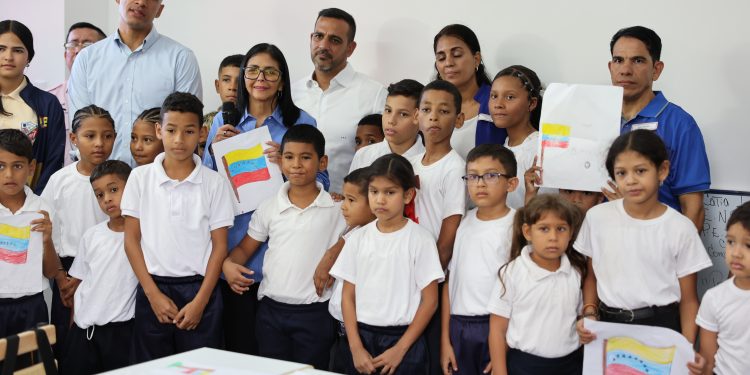 «El recurso petrolero y energético del país está destinado a nuestros niños y niñas» puntualizó Presidenta (E)