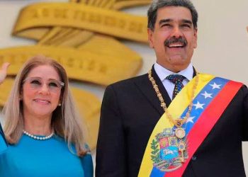 No estaba en los planes que a Cilia Flores se la llevaran a EEUU, pero ella exigió acompañar a su esposo Nicolás Maduro: No hay mayor muestra de amor y fortaleza que esa 1 No estaba en los planes que a Cilia Flores se la llevaran a EEUU, pero ella exigió acompañar a su esposo Nicolás Maduro No hay mayor muestra de amor y fortaleza que esa