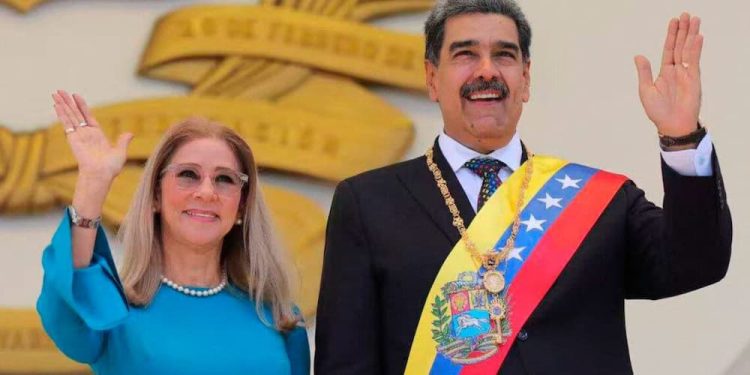 No estaba en los planes que a Cilia Flores se la llevaran a EEUU, pero ella exigió acompañar a su esposo Nicolás Maduro No hay mayor muestra de amor y fortaleza que esa