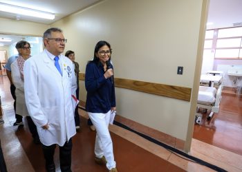 La presidenta (E) Delcy Rodríguez supervisa la restauración de la UCV y se reúne con trabajadores y estudiantes