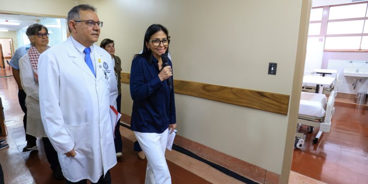 La presidenta (E) Delcy Rodríguez supervisa la restauración de la UCV y se reúne con trabajadores y estudiantes
