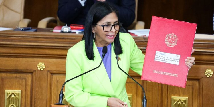 La presidenta (E) Delcy Rodríguez supervisa seguimiento a debate parlamentario sobre Reforma de la Ley de Hidrocarburos