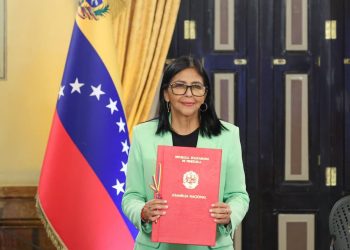 A la orden presidenta (E)