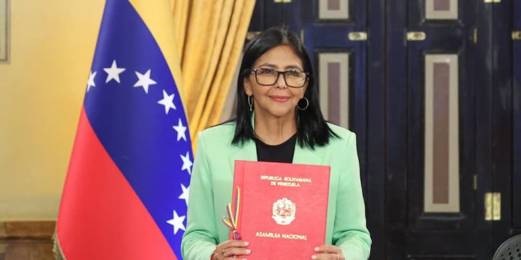 A la orden presidenta (E)