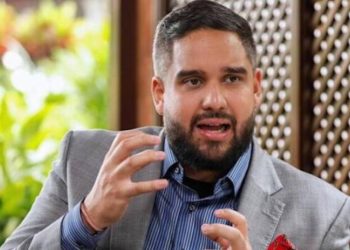 Nicolás Ernesto llama a la unidad y denuncia persecución familiar