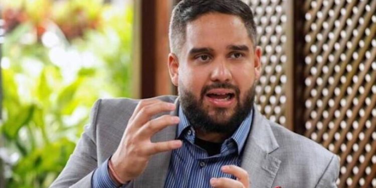 Nicolás Ernesto llama a la unidad y denuncia persecución familiar