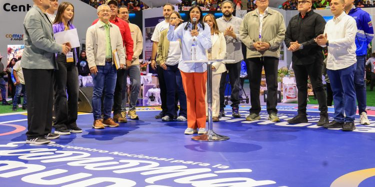 Presidenta encargada Delcy Rodríguez lidera Encuentro Nacional de Economía Comunal en el Poliedro de Caracas