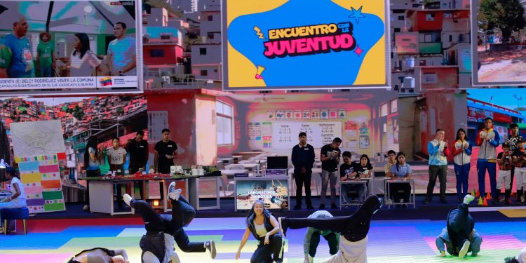 Presidenta (E) Delcy Rodríguez es recibida por más de 2.200 jóvenes productivos en el Teatro Teresa Carreño