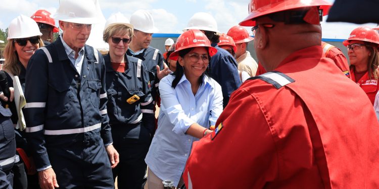 Presidenta (E) Delcy Rodríguez inspecciona unidad de producción Petroindependencia junto al secretario de Energía de EE.UU. Christopher Wright
