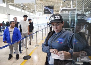 Venezuela recibe a 311 connacionales repatriados desde EE.UU.