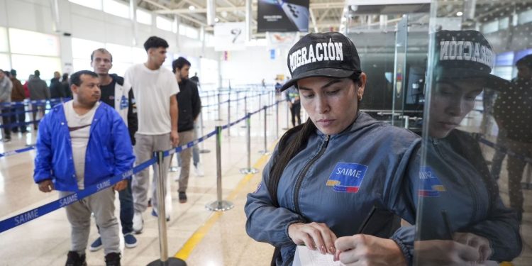 Venezuela recibe a 311 connacionales repatriados desde EE.UU.