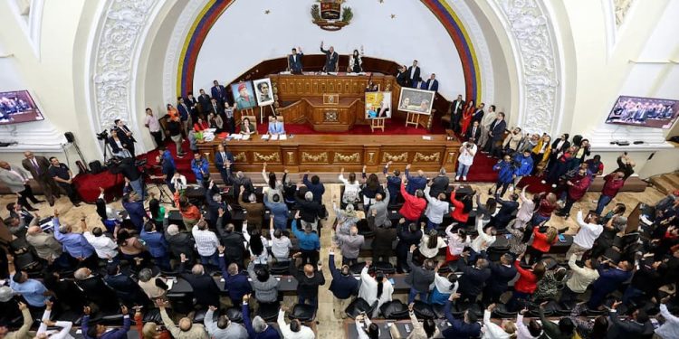 La Ley de Amnistía y Convivencia, a examen en la calle del Parlamento a las asambleas populares