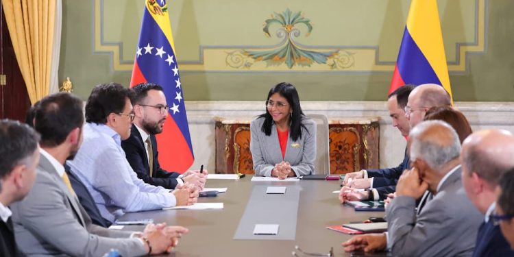 Presidenta (E) Delcy Rodríguez recibe a delegación de Colombia 1 Presidenta (E) Delcy Rodríguez recibe a delegación de Colombia