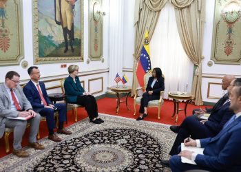 Delcy Rodríguez y Laura Dogu sostienen reunión de alto nivel para impulsar agenda bilateral entre Venezuela y EEUU