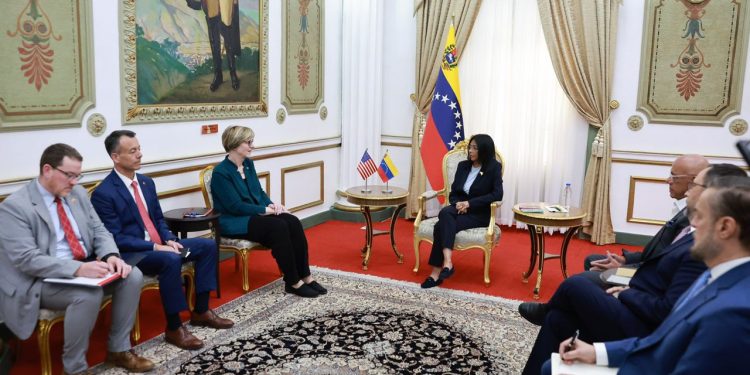 Delcy Rodríguez y Laura Dogu sostienen reunión de alto nivel para impulsar agenda bilateral entre Venezuela y EEUU