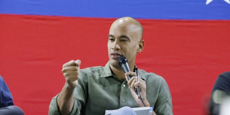 Héctor Rodríguez insta a combatir guerra silenciosa de las redes con movilización inteligente
