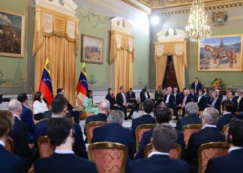 Presidenta (E) Delcy Rodríguez sostuvo encuentro con empresarios internacionales en Caracas