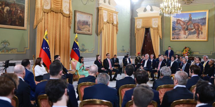 Presidenta (E) Delcy Rodríguez sostuvo encuentro con empresarios internacionales en Caracas