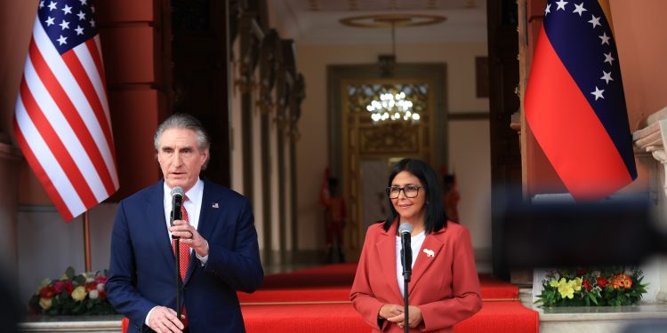 Doug Burgum: «La ventana de oportunidad entre EE.UU y Venezuela es hoy más amplia que nunca»