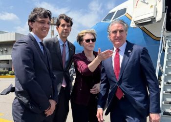 Llega a Venezuela el secretario del Departamento de Interior de EEUU, Doug Burgum