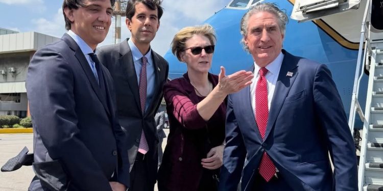 Llega a Venezuela el secretario del Departamento de Interior de EEUU, Doug Burgum