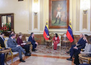 Presidenta (E) recibió en Miraflores al secretario del Departamento del Interior de EEUU, Doug Burgum