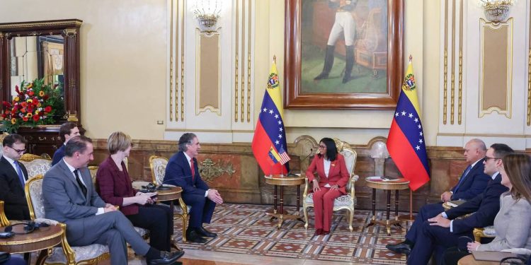 Presidenta (E) recibió en Miraflores al secretario del Departamento del Interior de EEUU, Doug Burgum