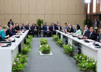 Presidenta (E) dirige reunión con el Secretario de Interior de EEUU y representantes de la industria petrolera y gasífera 1 Presidenta (E) dirige reunión con el Secretario de Interior de EEUU y representantes de la industria petrolera y gasífera