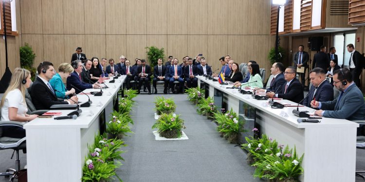 Presidenta (E) dirige reunión con el Secretario de Interior de EEUU y representantes de la industria petrolera y gasífera