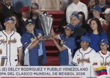 Presidenta (E) Delcy Rodríguez recibe en Miraflores el trofeo del Clásico Mundial de Béisbol 2026