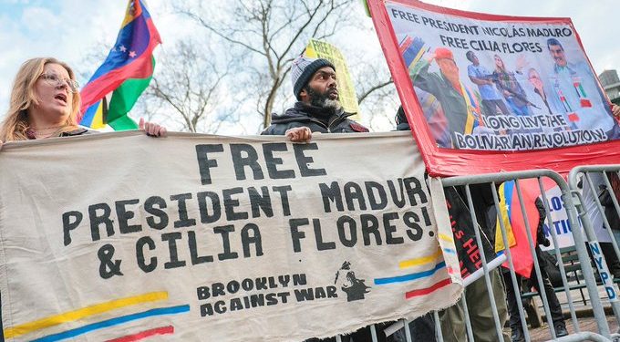 Manifestantes exigen liberación del presidente Maduro y primera dama Cilia Flores en las afueras del tribunal federal de Nueva York