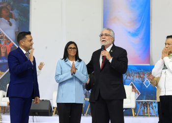 (+Fotos) Presidenta (E) Delcy Rodríguez pide por Venezuela junto al pueblo evangélico