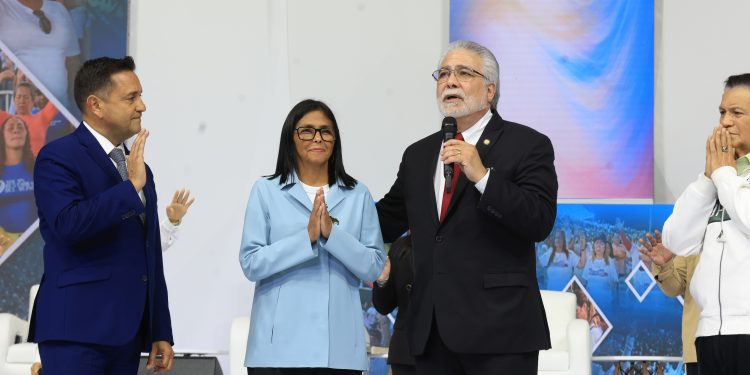 (+Fotos) Presidenta (E) Delcy Rodríguez pide por Venezuela junto al pueblo evangélico