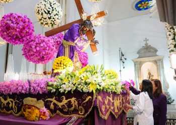 (+Fotos) Presidenta (E) visita la Basílica de Santa Teresa previo a la procesión del Nazareno de San Pablo