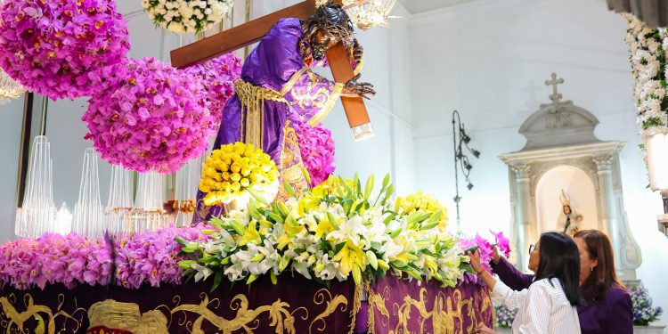 (+Fotos) Presidenta (E) visita la Basílica de Santa Teresa previo a la procesión del Nazareno de San Pablo