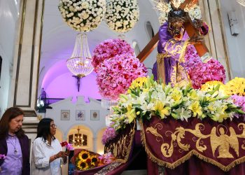 Presidenta (E) hace un llamado a la paz y al reencuentro nacional desde la Basílica de Santa Teresa